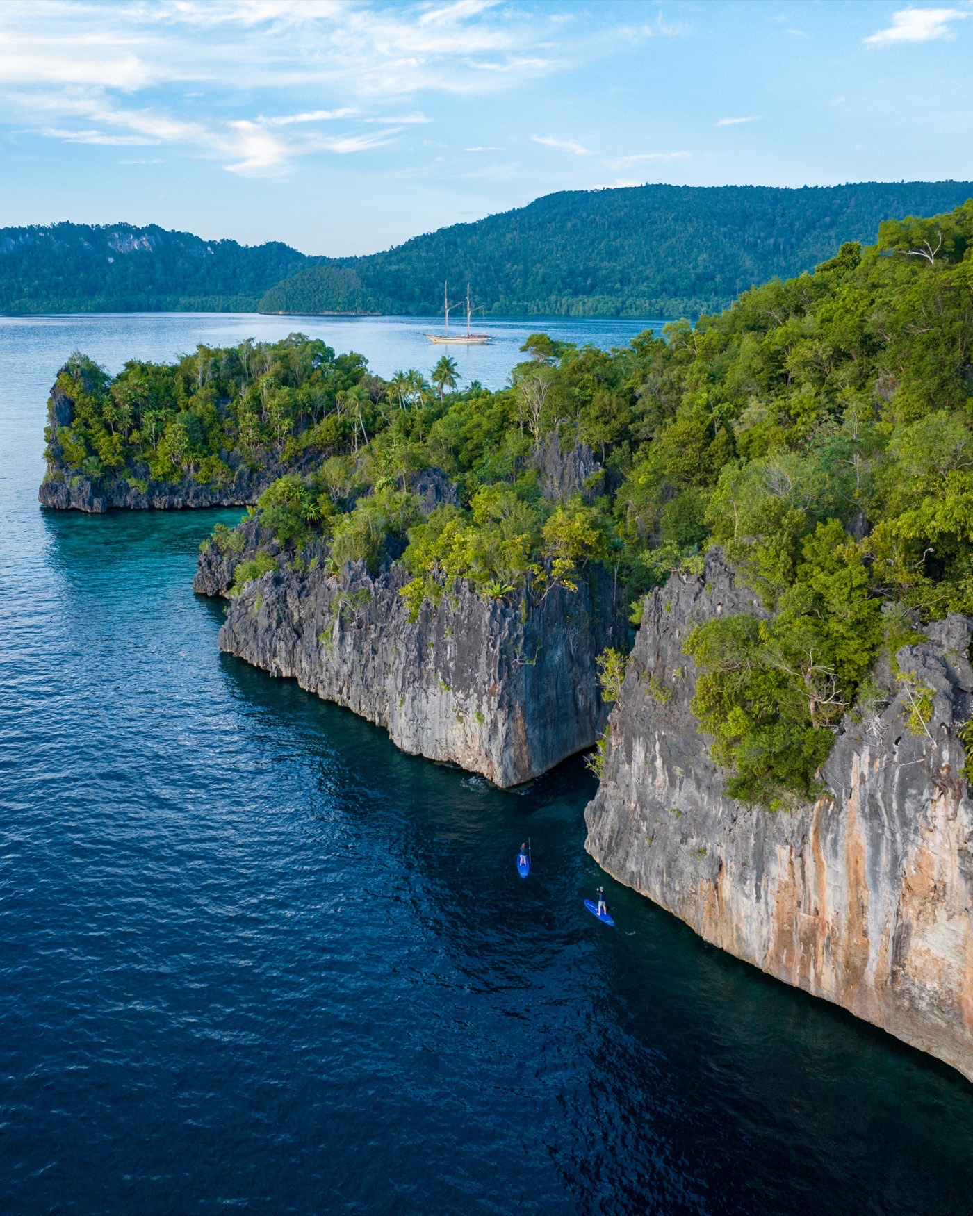 Limestone karsts with kayakers — Melanesian archipelago.